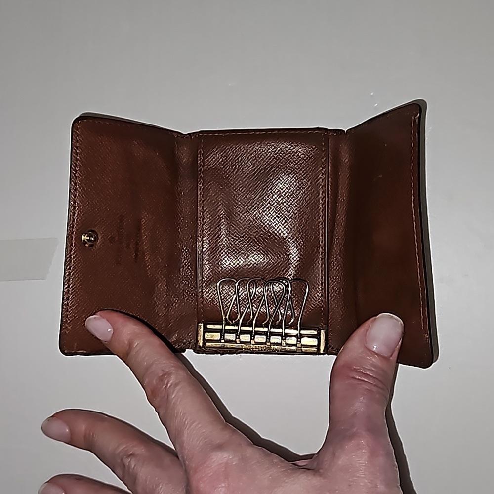 Louis Vuitton 6 Key Holder Monogram *Authentic* - Picture 3 of 17